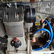 Aufbau AAA. Factory, 2016, Kompressor-Reparatur